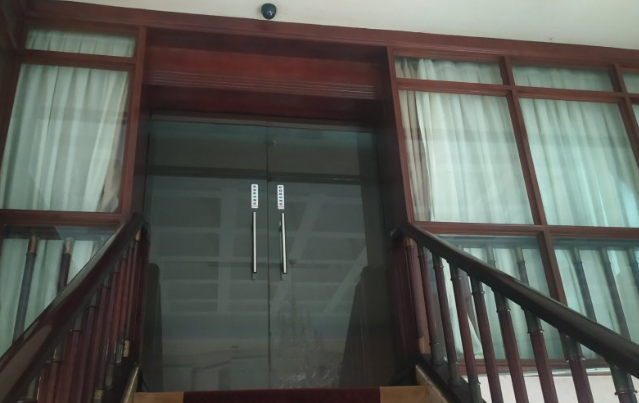 Ruangan Wali Kota Medan Dijaga Ketat, Pintunya Diganjal Sapu Merah Jambu