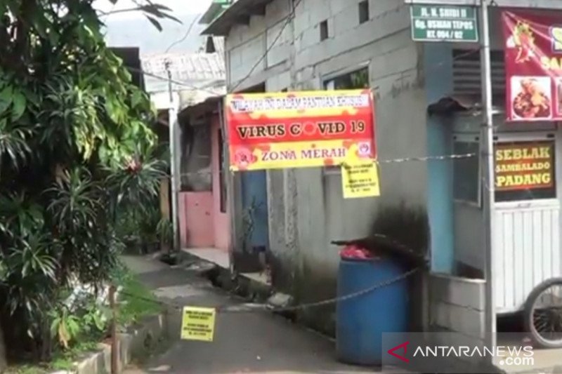 Satu RT di Srengseng Sawah, Jagakarsa, Jakarta Selatan menerapkan penguncian wilayah skala mikro setelah 13 warganya terkonfirmasi positif COVID-19, Senin (24/5/2021). (ANTARA/HO-Pokja Jaksel)