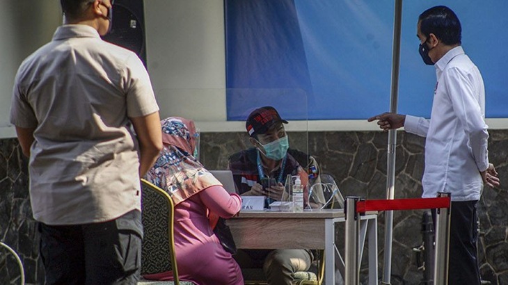 Jokowi meninjau simulasi pemberian vaksinasi COVID-19 di Puskesmas Tanah Sareal, Kota Bogor, Jawa Barat, Rabu (18/11/2020). ANTARA FOTO/Yulius Satria Wijaya/hp.