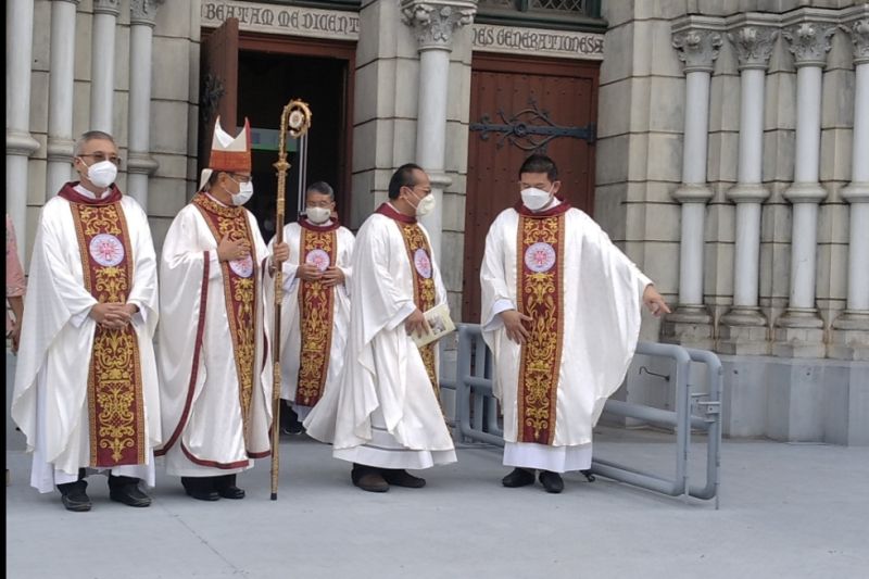 Uskup Agung Jakarta, Kardinal ignatius Suharyo (kedua kiri) sebelum melaksanakan Misa Natal di Gereja Katedral Jakarta, Sabtu (25/12/2021). (FOTO ANTARA/ Zubi Mahrofi)