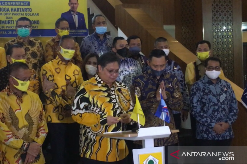 Ketua Umum DPP Partai Demokrat Agus Harimurti Yudhoyono (AHY) (kedua kanan) saat berkunjung ke kantor DPP Partai Golkar di Slipi, Jakarta Barat, Kamis malam (25/6/2020). (ANTARA/ Abdu Faisal)