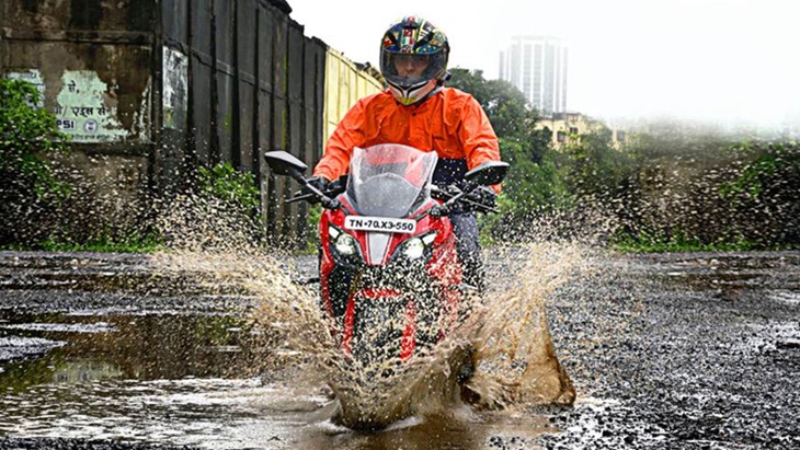 Bikers, Begini Cara Memilih Jas Hujan Terbaik