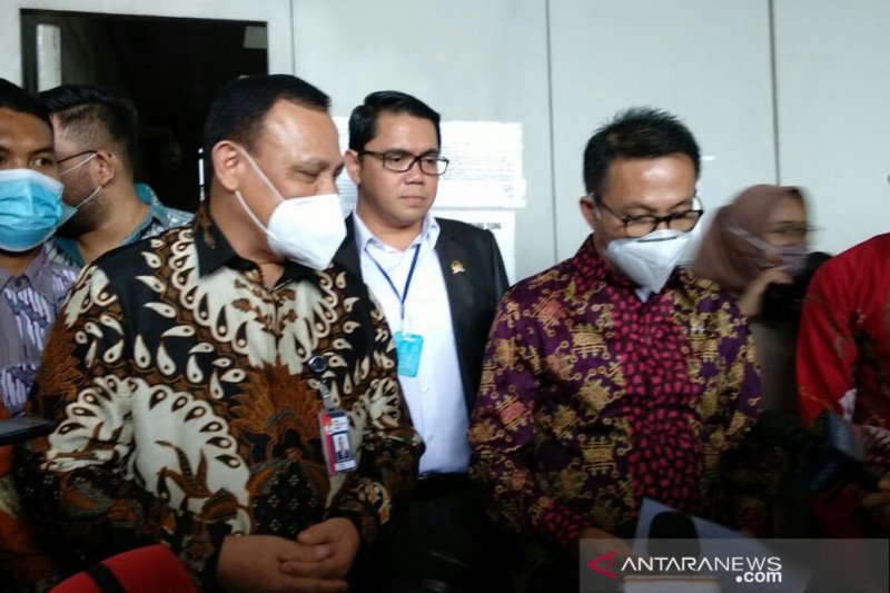 Ketua KPK Firli Bahuri (kiri) dan Ketua Komisi III DPR RI Herman Hery saat jumpa pers usai rapat dengar pendapat (RDP) di Gedung KPK, Jakarta, Selasa (7-7-2020). ANTARA/Benardy Ferdiansyah