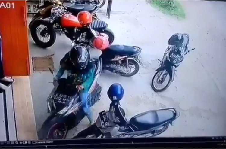 Video CCTV Seorang Wanita Keluarkan Motor dari Parkiran Langsung Viral, Kenapa? 