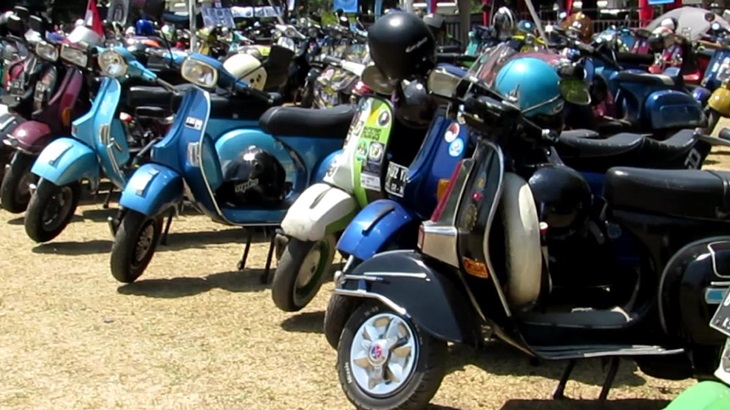 Pawai Grebeg Vespa di Asia Vespa Daya 2017