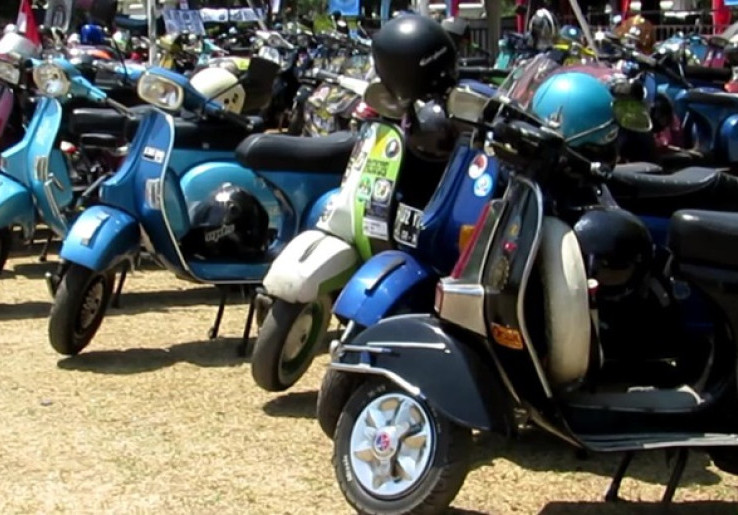 Pawai Grebeg Vespa di Asia Vespa Daya 2017