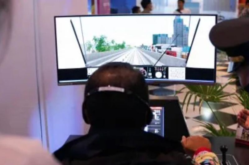 Rasakan Pengalaman Jadi Masinis LRT di PRJ HUT ke-497 Jakarta