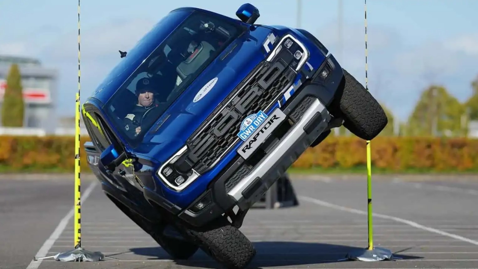 Paul Swift Pecahkan Rekor Guinness dengan Dua Roda Ford Ranger Raptor