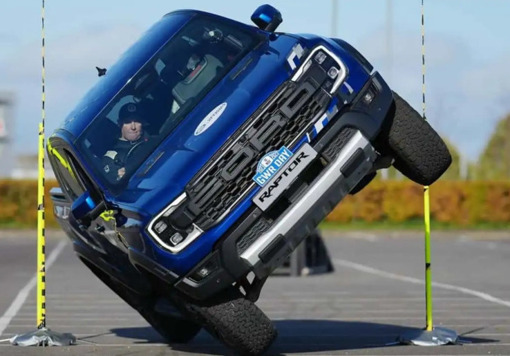 Paul Swift Pecahkan Rekor Guinness dengan Dua Roda Ford Ranger Raptor 