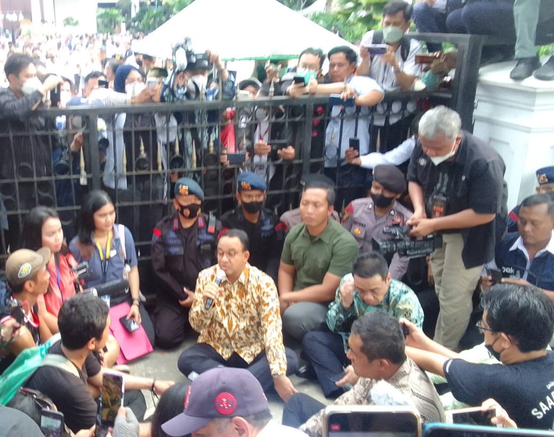 Sambil Lesehan, Anies Sebut Pencabutan Pergub Penggusuran Lagi Diperjuangkan