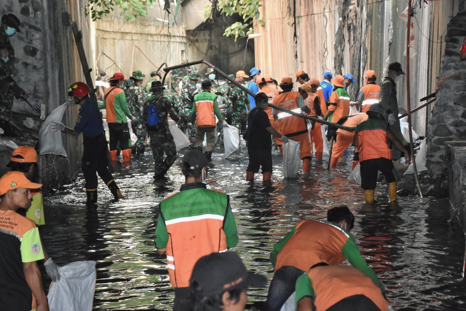 Karya Bakti Gagasan KSAD Maruli Simanjuntak Bersihkan Sampah di Sungai