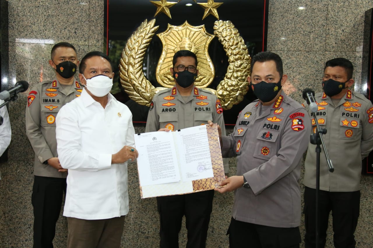 Kapolri Jenderal Polisi Listyo Sigit Prabowo menyerahkan surat izin komeptisi Liga 1 dan Liga 2 kepada Menteri Pemuda dan Olahraga (Menpora) Zainudin Amali di Mabes Polri, Senin (23/8). Foto: Div Humas Mabes Polri