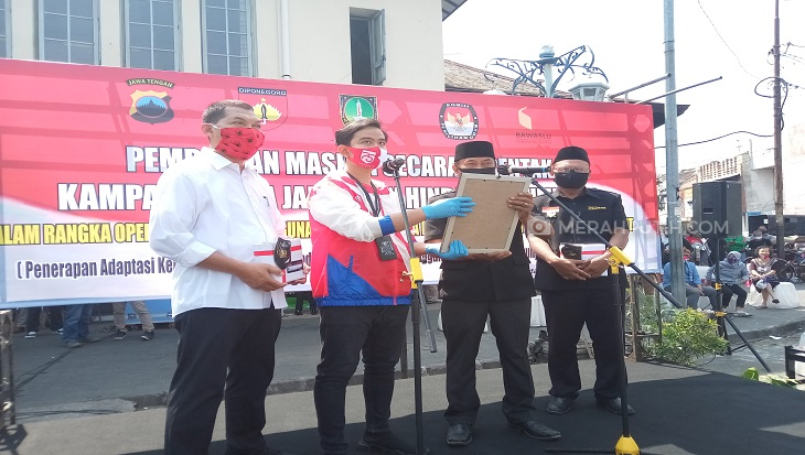 Gibran-Bagyo Deklarasi Patuhi Protokol Kesehatan di Pasar Gede Solo