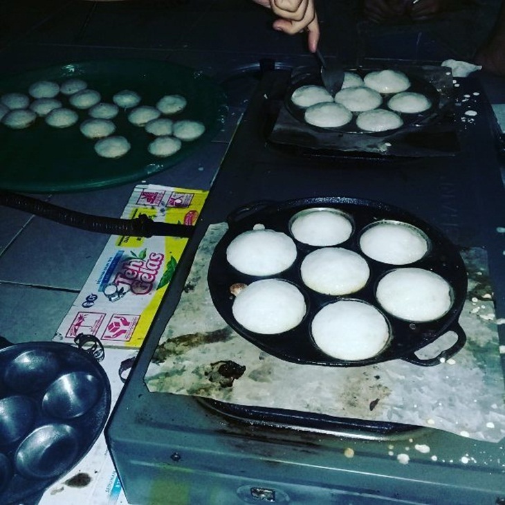 Pengolahan kue apem. (Foto: instagram.com/azis_yh)