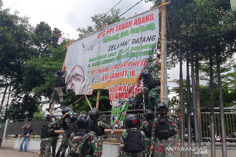 Penertiban baliho-baliho tak berizin di wilayah Jakarta Pusat dan dipimpin oleh Dandim 0501/ JP BS Kolonel Inf Luqman Arief, Jumat (20/11/2020). (ANTARA/Livia Kristianti)