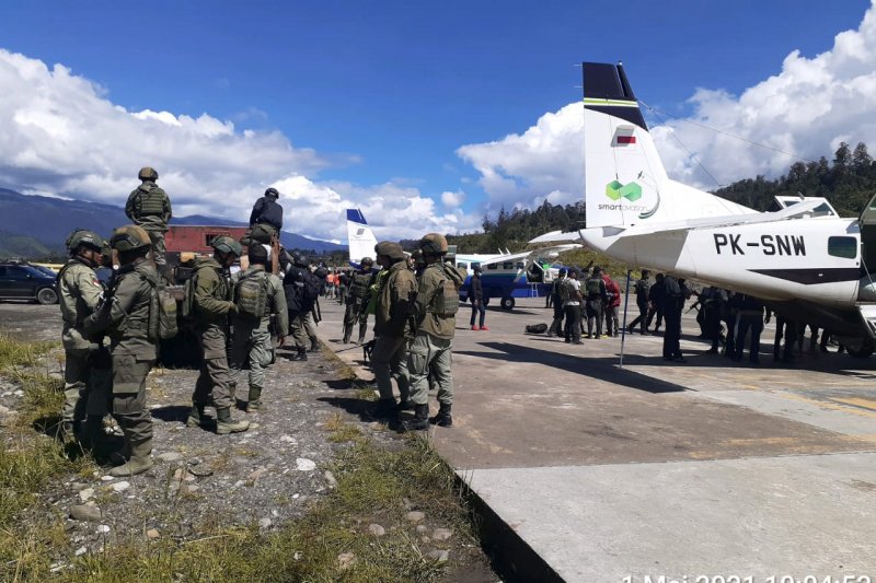 Pasukan gabungan TNI dan Polri tiba di Ilaga, Kabupaten Puncak, Papua, Sabtu pagi (1/5/2021). (Foto: Antara/HO-Humas Satgas Nemangkawi)