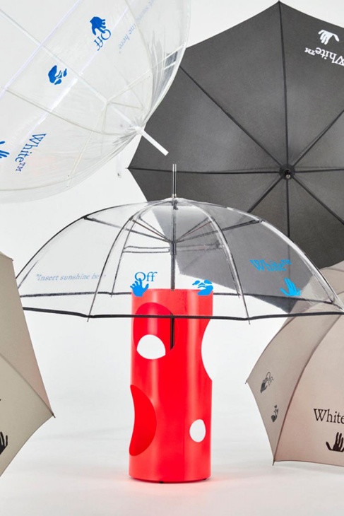 Umbrella standing Off-White HOME. (Foto Hypebeast)