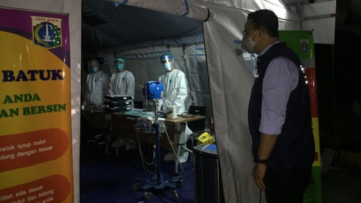 Gubernur DKI Anies Baswedan melakukan inspeksi ke tenda darurat yang dipasang di halaman RSUD Kramat Jati, Jakarta Timur, Kamis (24/6). (ANTARA/Mentari Dwi Gayati)