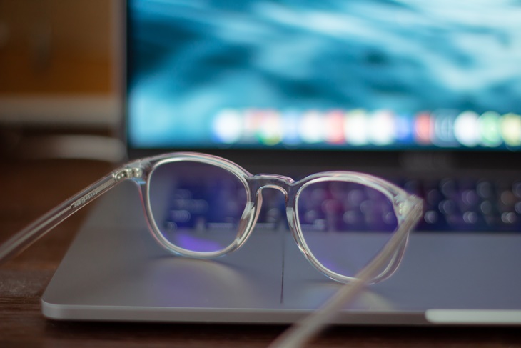 4 Gejala Computer Vision Syndrome, Akibat Menatap Layar Komputer Berlebihan