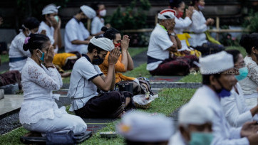 Umat Hindu Sembahyang Purnama dengan Protokol Kesehatan COVID-19