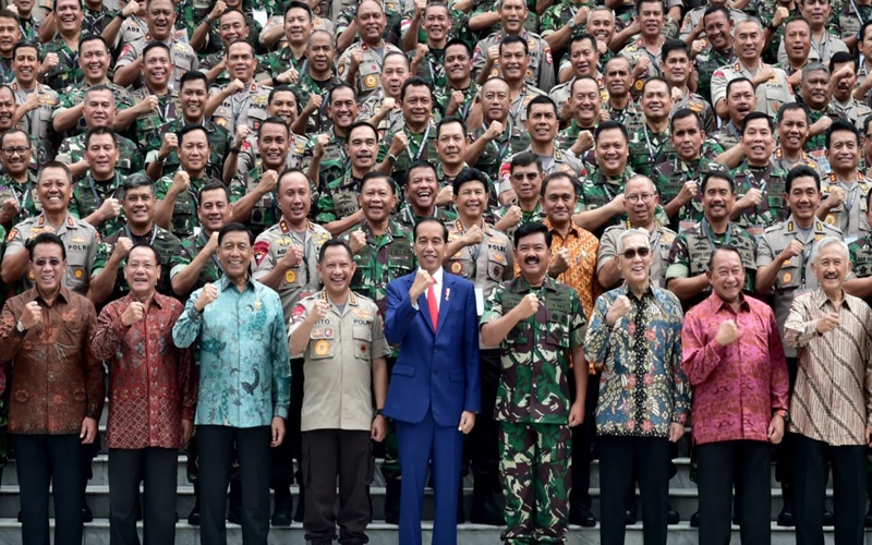 Presiden Jokowi bersama Kapolri dan Panglima TNI