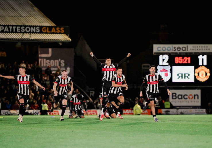 Manchester United Disingkirkan Tim Divisi Keempat Grimsby Town FC dari Piala Liga Inggris Lewat Adu Penalti