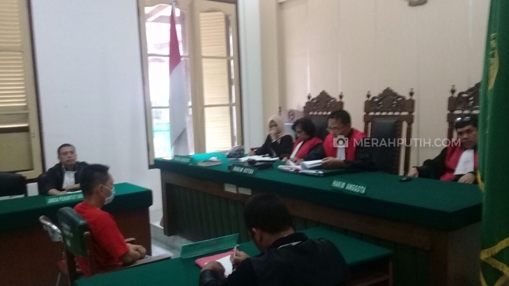 Dihukum Satu Tahun Penjara Penipu Ini Tersenyum 