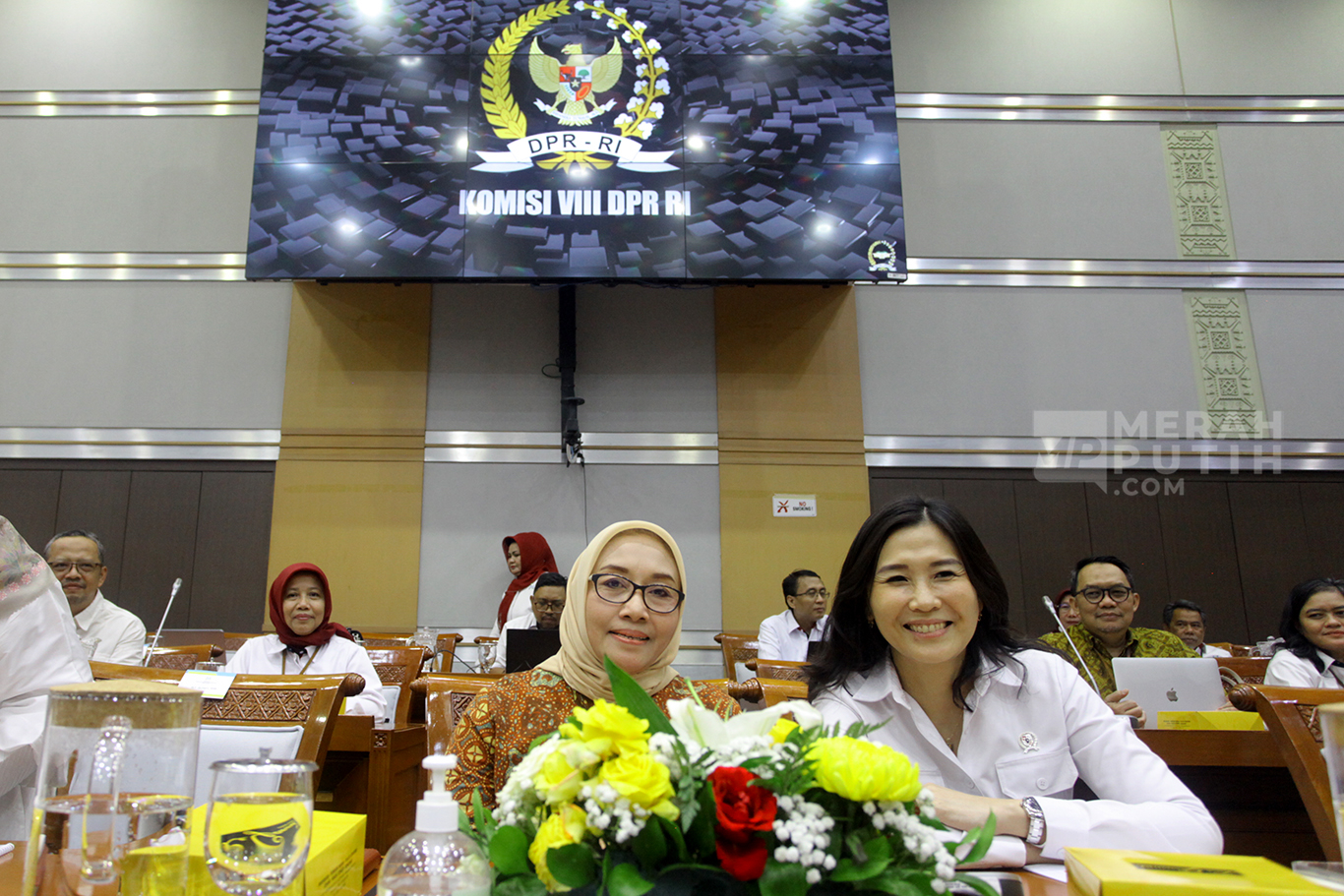 Menteri Pemberdayaan Perempuan dan Perlindungan Anak (PPPA) Arifatul Choiri Fauzi (kiri) bersama Wakil Menteri PPPA Veronica Tan (kanan) bersiap mengikuti rapat kerja dengan Komisi VIII DPR di Kompleks Parlemen, Senayan, Jakarta, Selasa (29/10/2024).