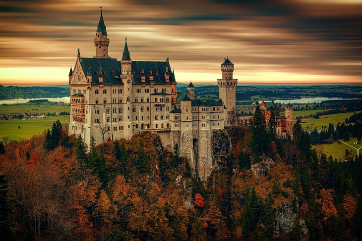 2. Kastil Neuschwanstein saat musim gugur (Pixabay - jplenio)