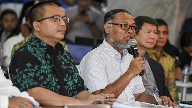Ketua Tim Hukum Prabowo-Sandi, Bambang Widjojanto berbicara kepada awak media sesuai menyerahkan gugatan sengketa Pilpres 2019 kepada MK (Foto: antaranews)