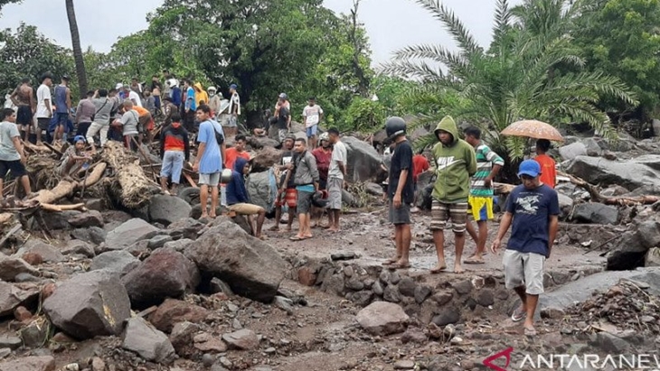 Warga Kecamatan Ile Ape, Kabupaten Lembata sedang mencari para korban banjir bandang yang masih belum ditemukan, Minggu (4/4/2021). (ANTARA/HO-Kominfo Kabupaten Lembata)