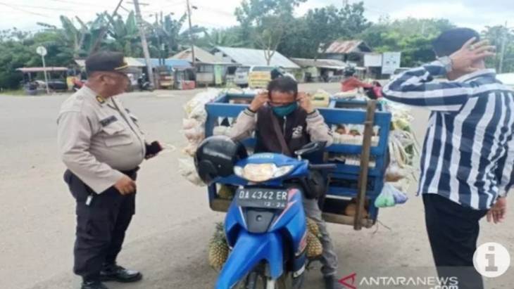 ilustrasi Petugas kepolisian mendisplinkan warga memakai masker. (ANTARA/Roly Supriadi)