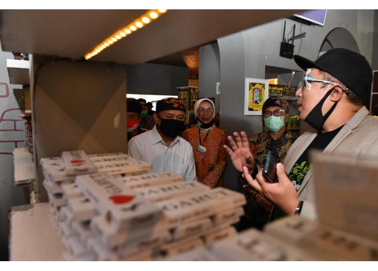 Cari Pendapatan Alternatif, Pekerja Swasta Jual Makanan Online Selama Pandemi