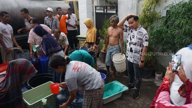 Gibran Rakabuming Blusukan ke Warga Kekurangan Air Bersih
