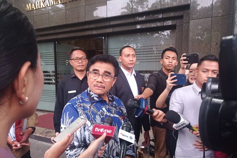 Hakim Manahan Sitompul Diperiksa MKMK Selama 45 Menit