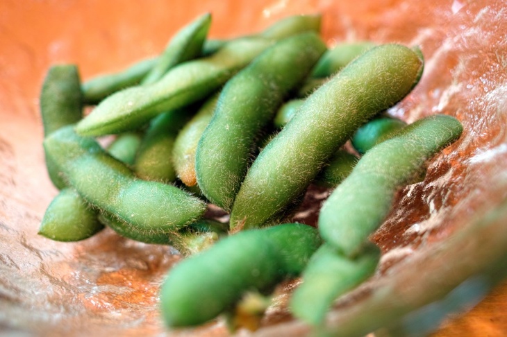 Edamame sering ditemui di restoran Jepang. (Foto pixabay takedahrs)