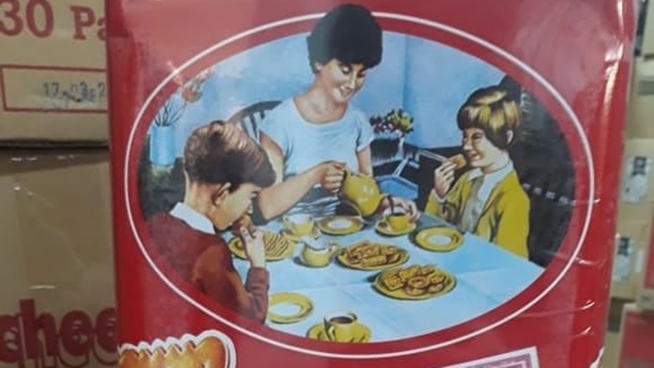 Cuma di Negeri Aing, Kaleng Biskuit Isi Rengginang