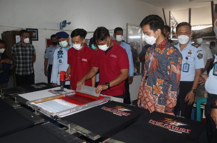 Wali Kota Solo, Gibran Rakabuming Raka melakukan inspeksi di Rutan Klas 1A Surakarta, Jawa Tengah, Selasa (9/3). (MP/Ismail)