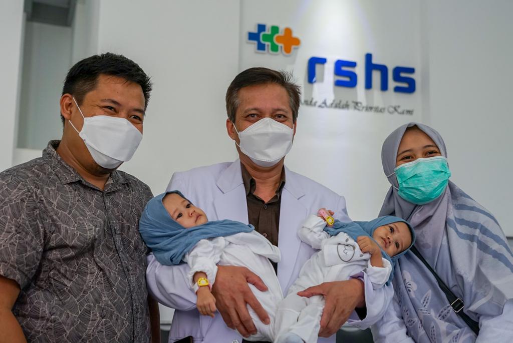 Operasi Pemisahan Berhasil, Kembar Hasna-Husna Mudik ke Kampung Halaman