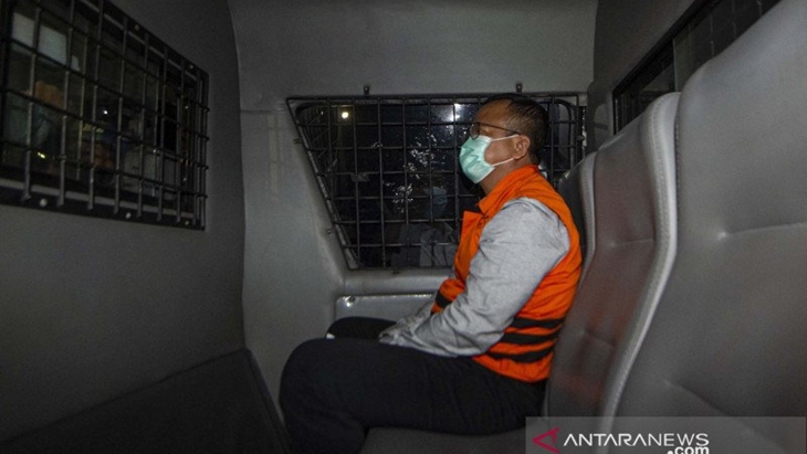Menteri Kelautan dan Perikanan Edhy Prabowo berada di dalam mobil tahanan usai menjalani pemeriksaan terkait kasus dugaan korupsi ekspor benih lobster di Gedung KPK, Jakarta, Kamis (26/11/2020) dini hari. KPK menetapkan tujuh tersangka dalam kasus dugaan korupsi tersebut, salah satunya yakni Menteri Kelautan dan Perikanan Edhy Prabowo. ANTARA FOTO/Aditya Pradana Putra/aww.