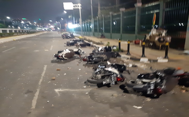 Sepeda motor yang rusak akibat kerusuhan massa versus polisi