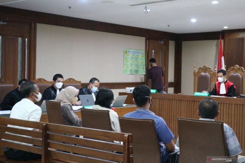 Mantan Bupati Kutai Kartanegara Rita Widyasari (berkerudung) bersaksi untuk dua orang terdakwa yaitu eks penyidik KPK Stepanus Robin Pattuju dan advokat Maskur Husain di Pengadilan Tindak Pidana Korupsi (Tipikor) Jakarta, Senin (18/10/2021) (ANTARA/Desca Lidya Natalia)