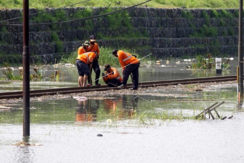 Jalur Terendam, Puluhan Perjalanan KA dari Gambir dan Senen Dibatalkan