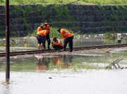 Jalur Terendam, Puluhan Perjalanan KA dari Gambir dan Senen Dibatalkan