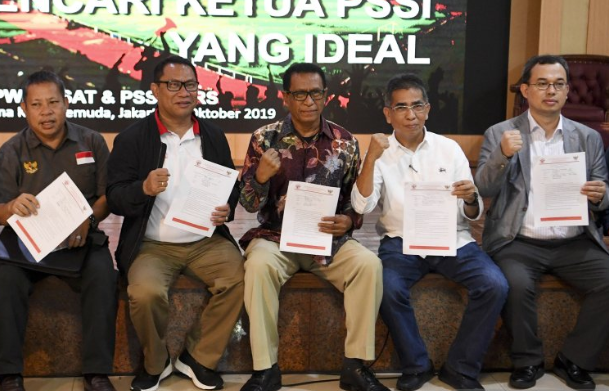 Calon Ketua Umum PSSI Periode 2019-2023 Vijaya Fitriyasa (kanan). ANTARA FOTO/Hafidz Mubarak A/hp.