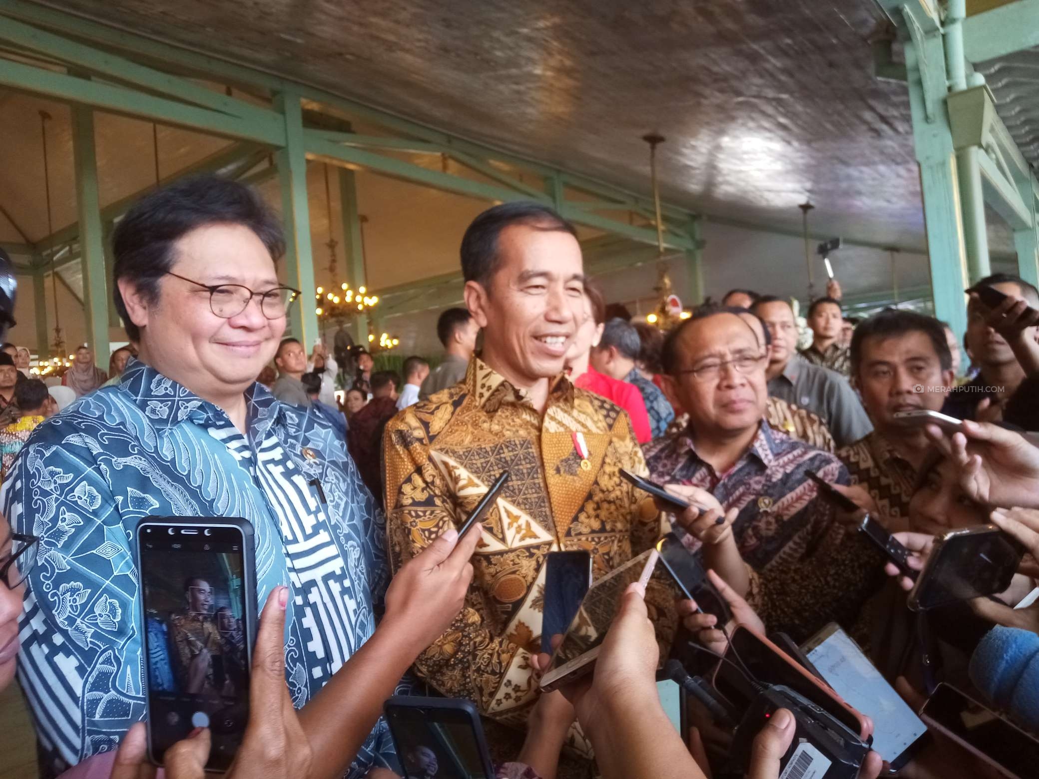 Peringati Hari Batik Nasional, Jokowi dan Iriana Batik Bereng 500 Pengrajin Solo