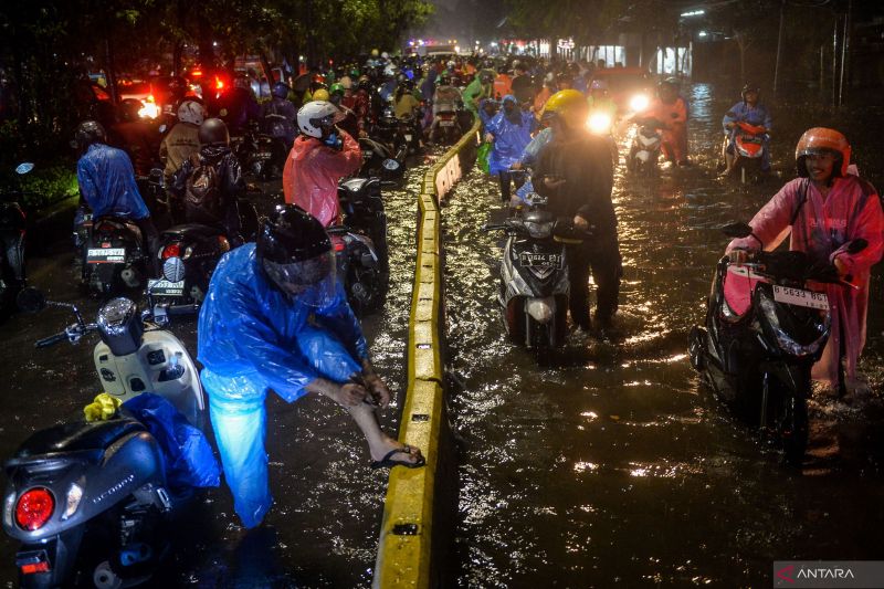 Banjir Genangi 54 RT dan 23 Ruas Jalan di Jakarta, Ketinggian 30-100 Cm