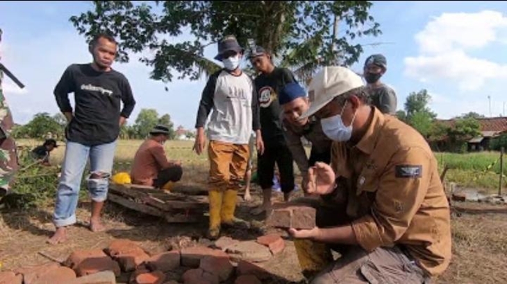 Temuan struktur bata di situs Dingkel Desa Sambimaya Kecamatan Juntinyuat. (Foto: MP/Dokumen BPCB Banten)