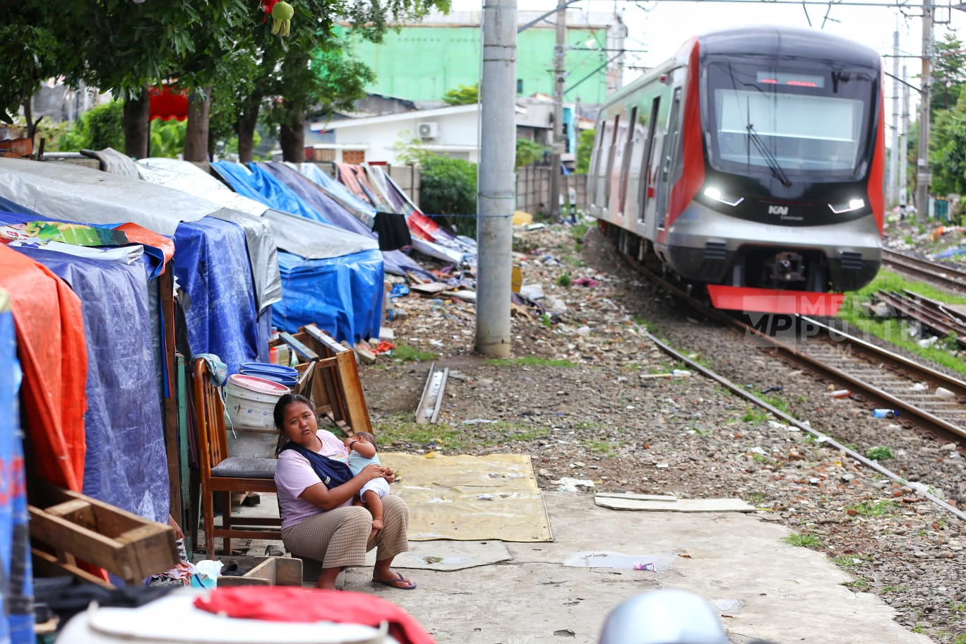 Menanti Pindah: Kisah Warga Bedeng Bantaran Rel Kereta Senen Jelang Relokasi