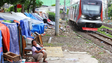 Menanti Pindah: Kisah Warga Bedeng Bantaran Rel Kereta Senen Jelang Relokasi